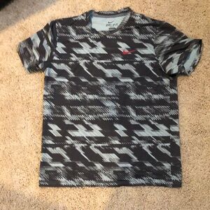 Men’s medium gray patterned Nike dri-fit short sleeve shirt